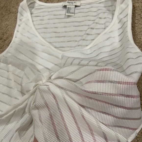 White twist knot crop top - Picture 3 of 4